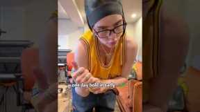 WHY DOES BILLIE EILISH LOOK LIKE TWO COMPLETELY DIFFERENT PEOPLE?A LOT OF FANS SAY IT’S BECAUSE SHE’